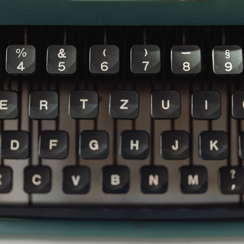 Dieses Bild zeigt eine alte Schreibmaschinen Tastatur mit schwarz-weissen Tasten. Es steht dafür, dass ich für Teambulding, Supervision für Teams eine Offerte ausstelle bzw., dass eine unverbindiche Offerte für die Kostenübersicht, eingeholt werden kann.