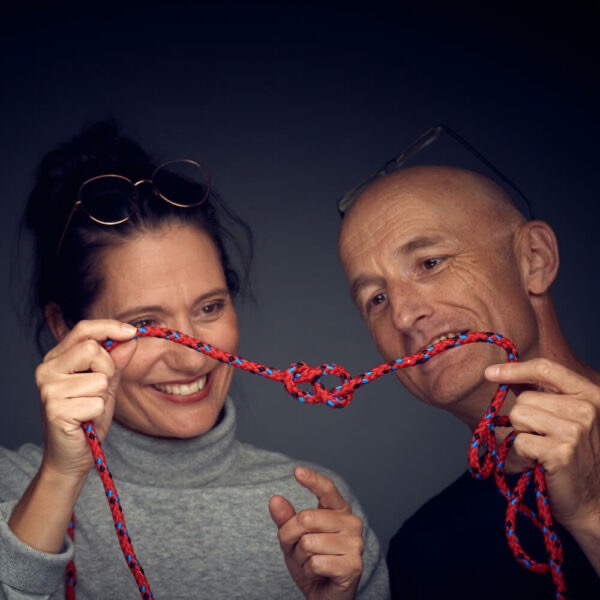 Auf dem Bild sieht man eine Frau und ein Mann (ein Paar) welches symbolisch ein Seil mit einem Knoten in der Hand hält. Das Bild gehört zu einem Workshop für Paare für eine bessere Kommunikation und mehr Verständnis.